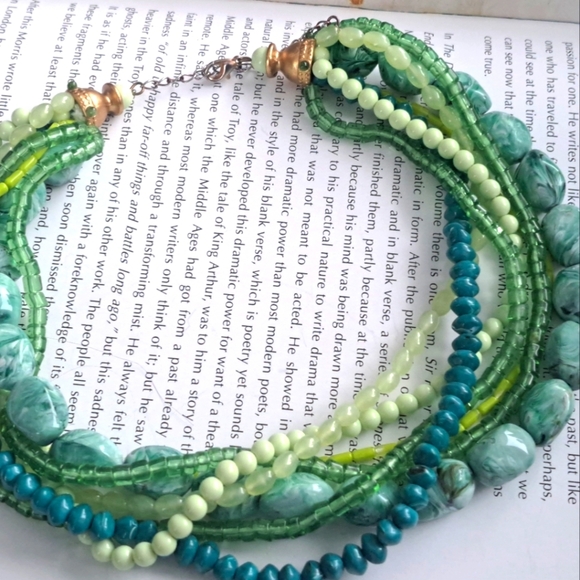 Green tones Multi chain neckla e with beautiful gold clasp - Picture 3 of 7